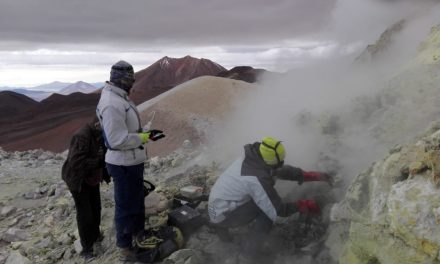 GEÓLOGOS UCN OBTIENEN POR PRIMERA VEZ MUESTRAS DE GASES DE LOS VOLCANES OLLAGÜE Y SAN PEDRO