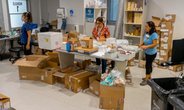 PERSONAL DE FARMACIA DEL HOSPITAL TRABAJA SIN TREGUA PARA RESPONDER AL DESAFÍO DE ENTREGAR MEDICAMENTOS A DOMICILIO