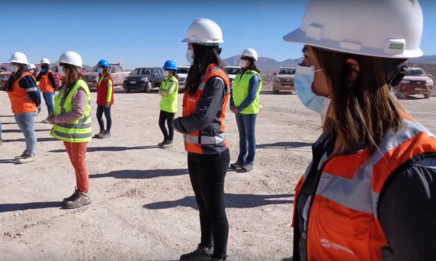 Reconocimiento a las mujeres que trabajan la construcción del parque eólico de Tchamma de Mainstream LATAM