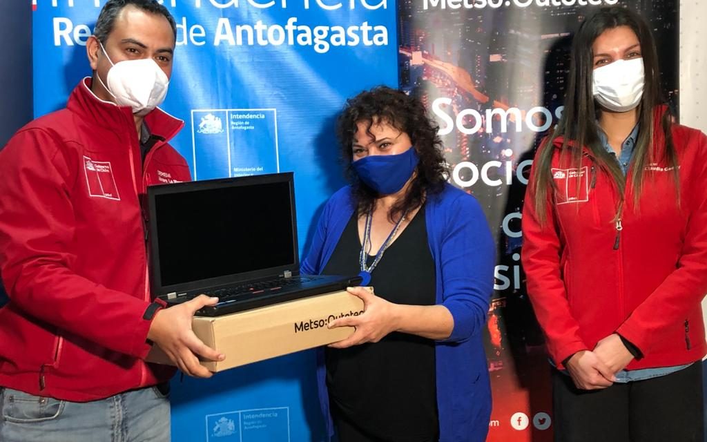 Entregan notebook en apoyo a mujeres emprendedoras de la región