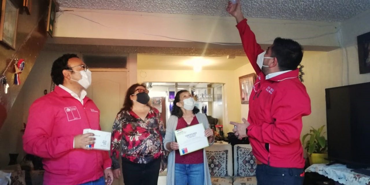 Autoridades entregaron a 40 familias de la Población Peña Blanca de Antofagasta kits de ahorro energético