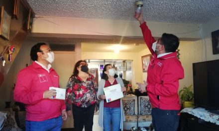 Autoridades entregaron a 40 familias de la Población Peña Blanca de Antofagasta kits de ahorro energético