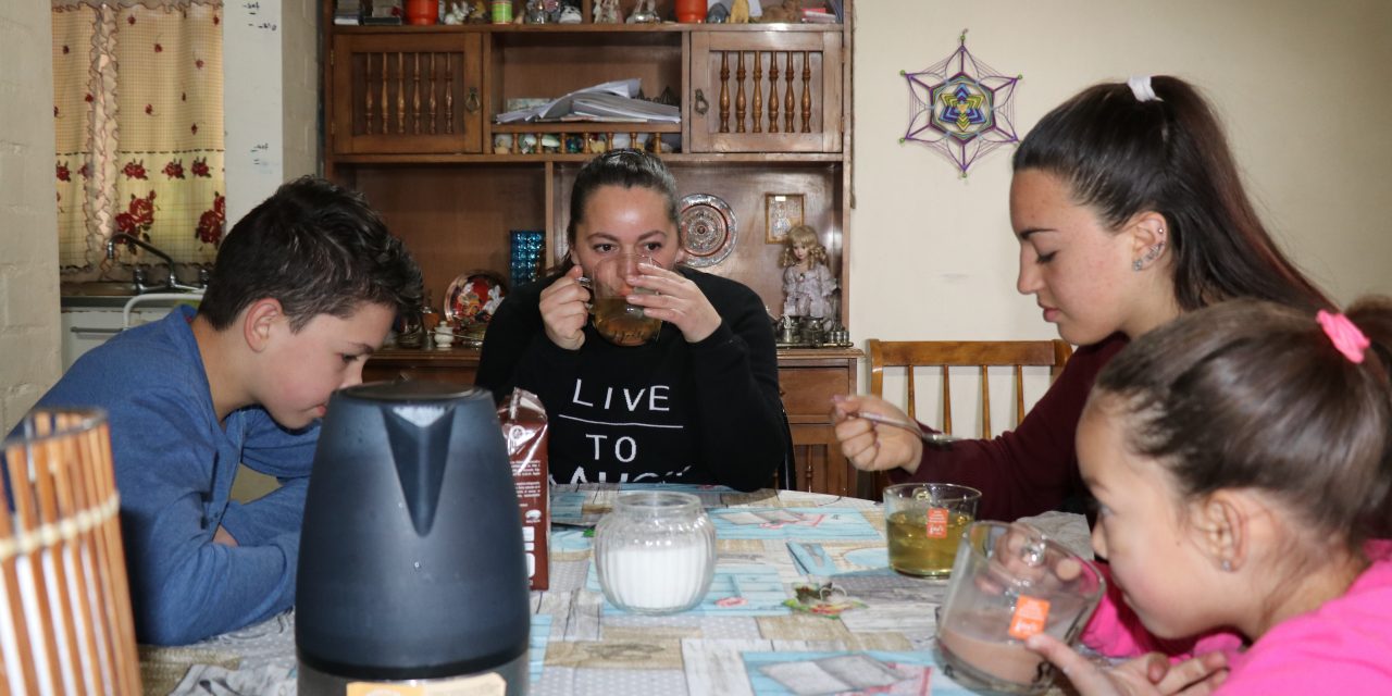 Familias más vulnerables tienen alto acceso a internet y privilegian WhatsApp como red social