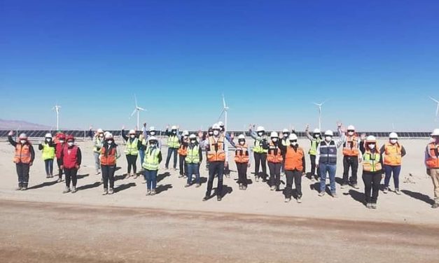 Biministro de Energía y Minería visitó innovadora planta híbrida eólica y solar