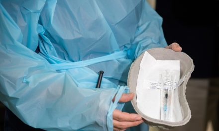 Chile recibe 158 mil dosis de la vacuna de AstraZeneca cuyo estudio clínico lidera la Universidad de Chile