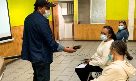 Familias de Calama se capacitan en el uso de paneles termosolares entregados por Codelco