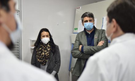 Ministro de Ciencia visita laboratorio de la UDA que apoyará el seguimiento de variantes del Coronavirus
