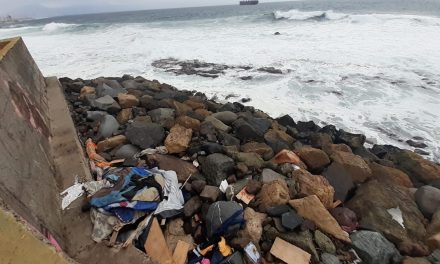 Maletas, ropa y frazadas: los nuevos desechos que se acumulan en playas de Antofagasta