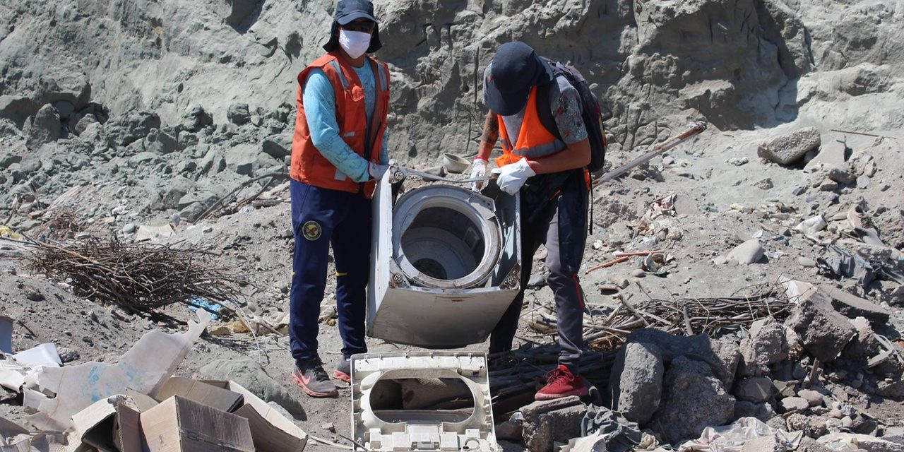 Cerca de 10 toneladas de basura retiró el municipio de Taltal en sector costero de la Puntilla