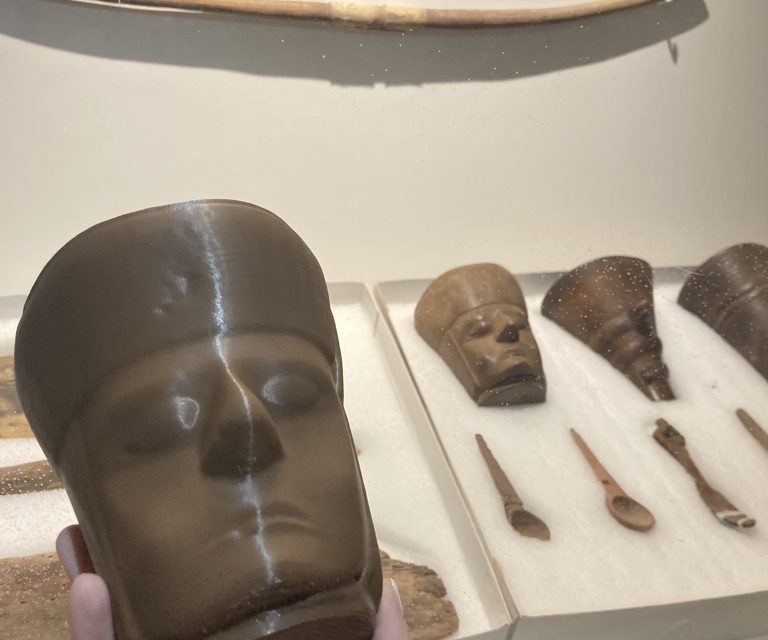 Museo Le Paige elabora réplicas de objetos arqueológicos para público no vidente