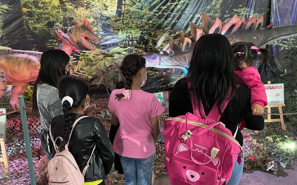 Niños y niñas del Campamento Alto La Negra visitaron la Expo Dinosaurios en el Sitio Cero de Puerto Antofagasta