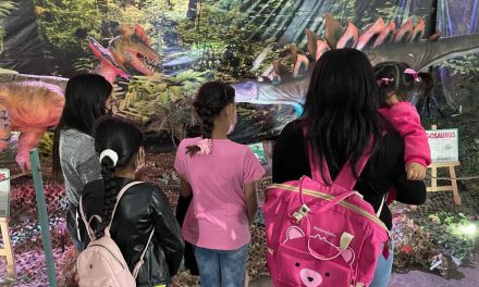 Niños y niñas del Campamento Alto La Negra visitaron la Expo Dinosaurios en el Sitio Cero de Puerto Antofagasta