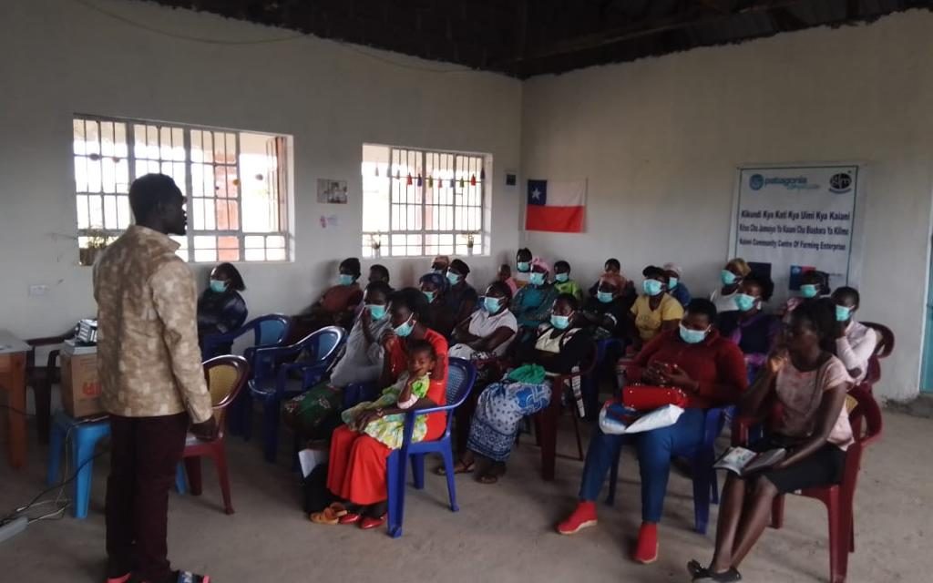 Mujeres en Kenia reciben material educativo  innovador elaborado por estudiantes de AIEP