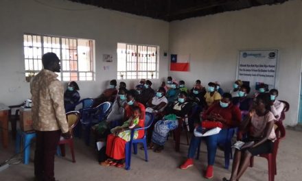 Mujeres en Kenia reciben material educativo  innovador elaborado por estudiantes de AIEP