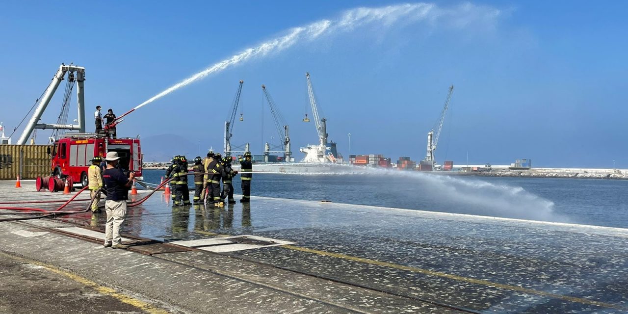 Alianza entre Puerto Antofagasta y Cuerpo de Bomberos permitió capacitar a más de 80 bomberos y bomberas en Sitio Cero