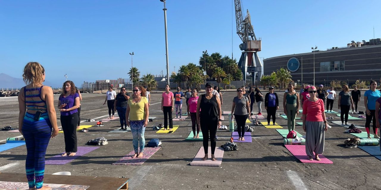 Con clase de yoga gratuita se conmemoró el Día Internacional de la Mujer en el Sitio Cero de Puerto Antofagasta