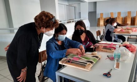 Más de cien mujeres aprenden telar mapuche, alfarería y pintura en Taltal