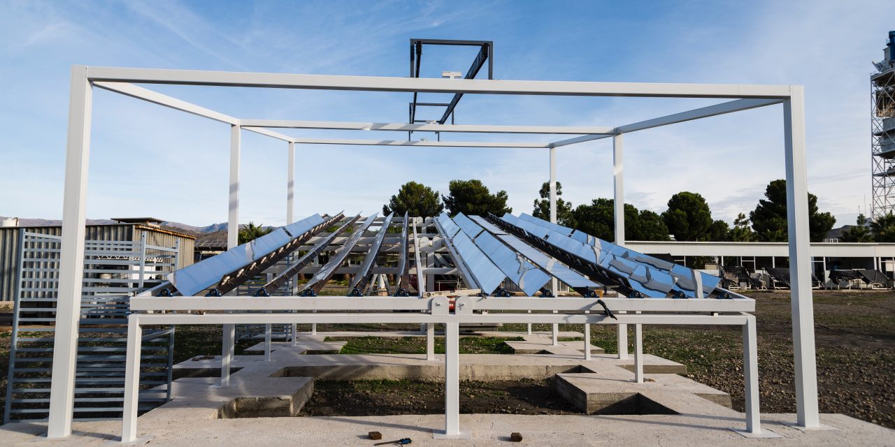 UA desarrolla captador solar que ajusta  posición de sus espejos para mayor eficiencia