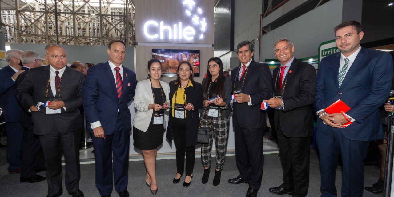 Autoridades de ProChile y altos ejecutivos locales inauguran el pabellón nacional en Expomina Perú