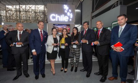 Autoridades de ProChile y altos ejecutivos locales inauguran el pabellón nacional en Expomina Perú