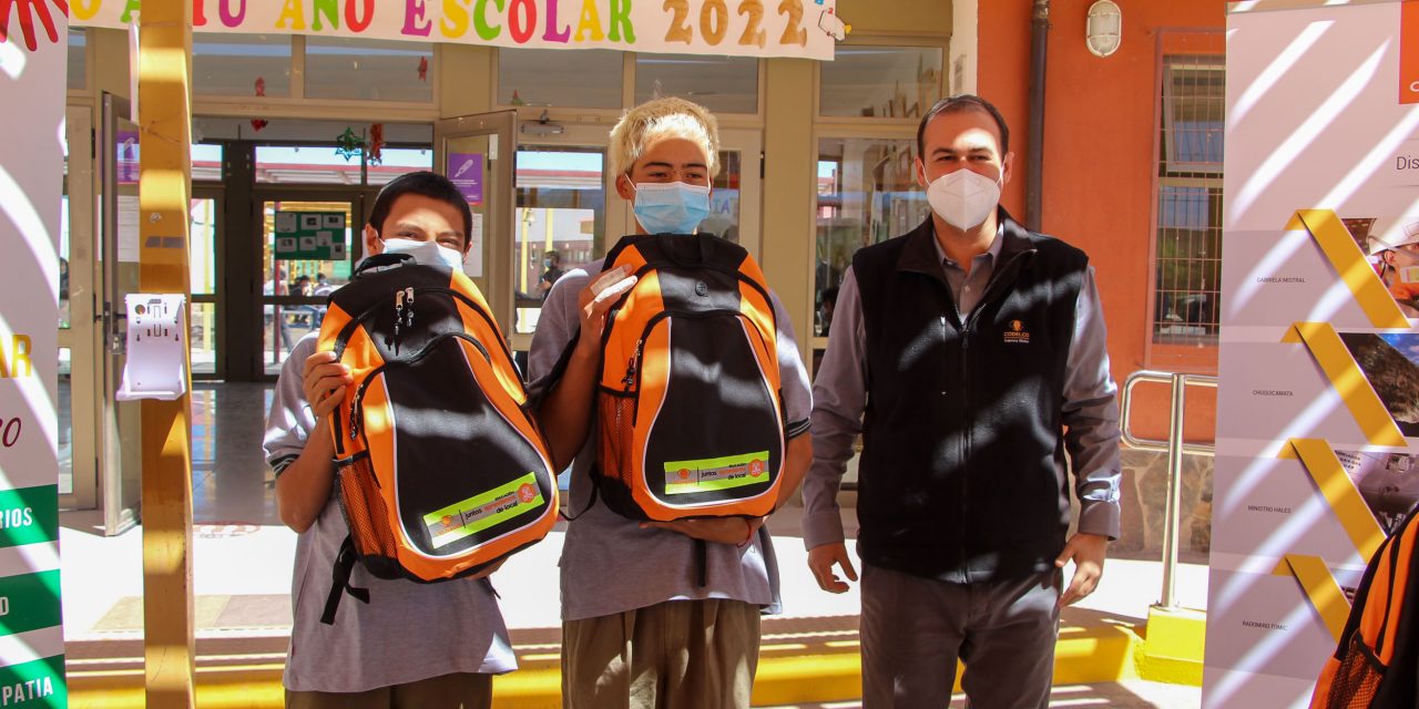 Trabajadores/as de Gabriela Mistral donaron mochilas con útiles a estudiantes de San Pedro de Atacama