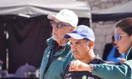 Niños y niñas de la comuna de San Pedro de Atacama vivieron la experiencia de la electromovilidad junto al piloto nacional Eliseo Salazar