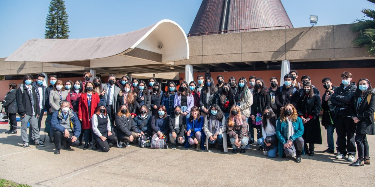 Autoridades del Ministerio de Ciencia se reunieron con estudiantes de diferentes regiones del país que ingresaron a la universidad mediante cupo Explora-UNESCO