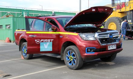 División Radomiro Tomic y empresa Vecchiola estrenan primera camioneta 100% eléctrica