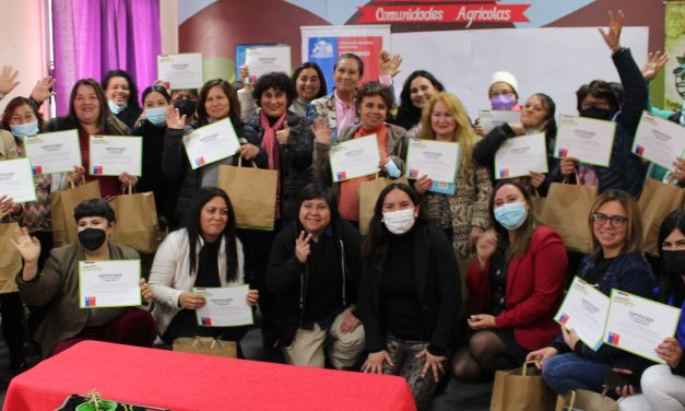Dirigentas campesinas de Limarí aprenden de  ahorro de energía y reciben kits eficientes