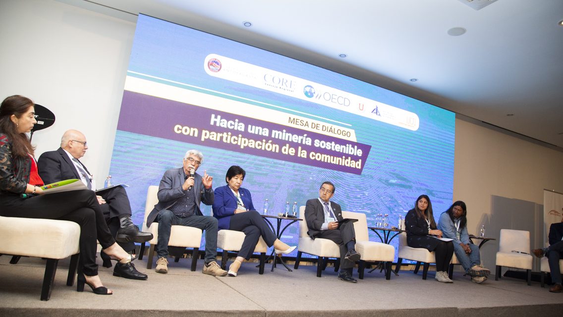 Experiencia internacional en la relación comunidades-industria en panel de estrategia minera regional