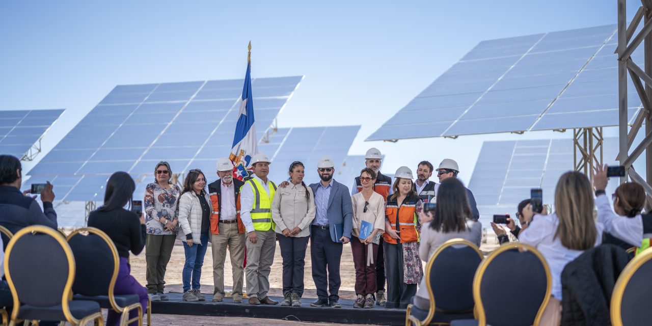 Autoridades visitan planta termosolar Cerro Dominador y destacan aporte a la descarbonización de la matriz energética