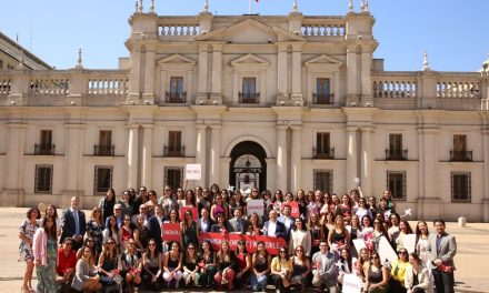 Un centenar de mujeres preparadas para liderar la transición energética se reúnen frente a La Moneda