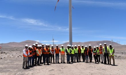En el marco del programa VINCULA+ENERGÍA: estudiantes destacados realizan visita técnica a planta eólica de Enel en Taltal
