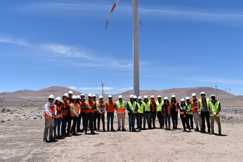 En el marco del programa VINCULA+ENERGÍA: estudiantes destacados realizan visita técnica a planta eólica de Enel en Taltal