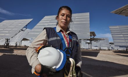 “Me gustaría que nuestra región fuese vista como una zona de generación y uso de energías limpias y renovables, en donde no solo las empresas tengan acceso a esta energía, si no la población en general”. Entrevista a Songel Aracena, operadora solar en Cerro Dominador.