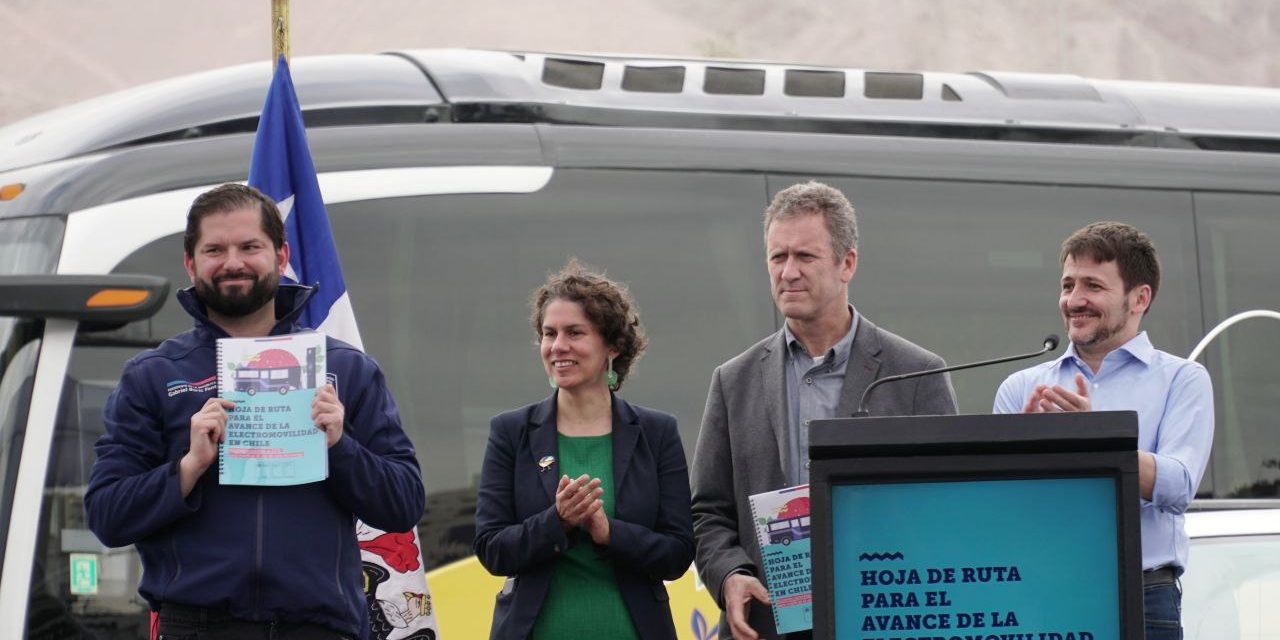 Ministros de Energía y Transportes entregaron al Presidente Gabriel Boric la Hoja de Ruta para el Avance de la Electromovilidad