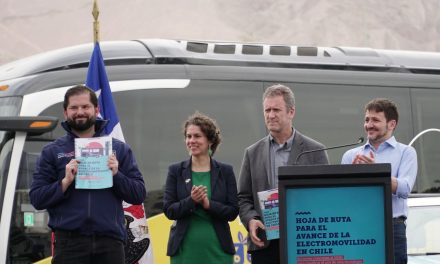 Ministros de Energía y Transportes entregaron al Presidente Gabriel Boric la Hoja de Ruta para el Avance de la Electromovilidad