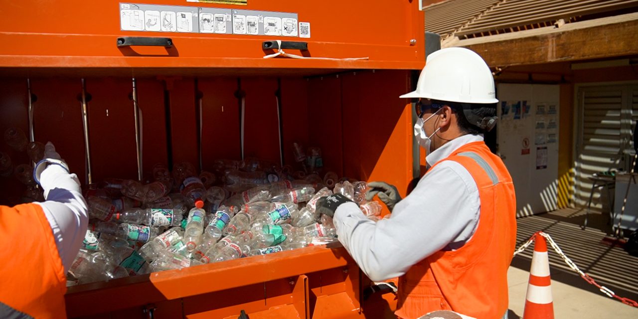 Minera Antucoya convierte 5 mil botellas plásticas semanales en recipientes para alimentos