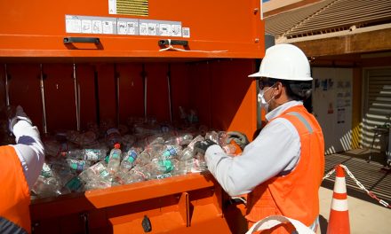 Minera Antucoya convierte 5 mil botellas plásticas semanales en recipientes para alimentos