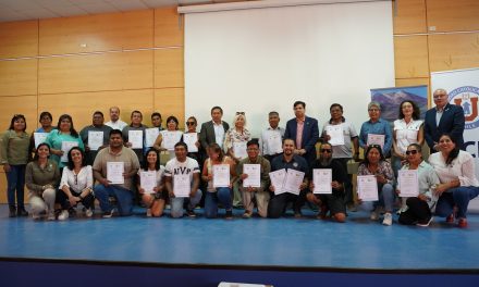 Entregan certificados a estudiantes del programa Aula Salar, Educación Itinerante