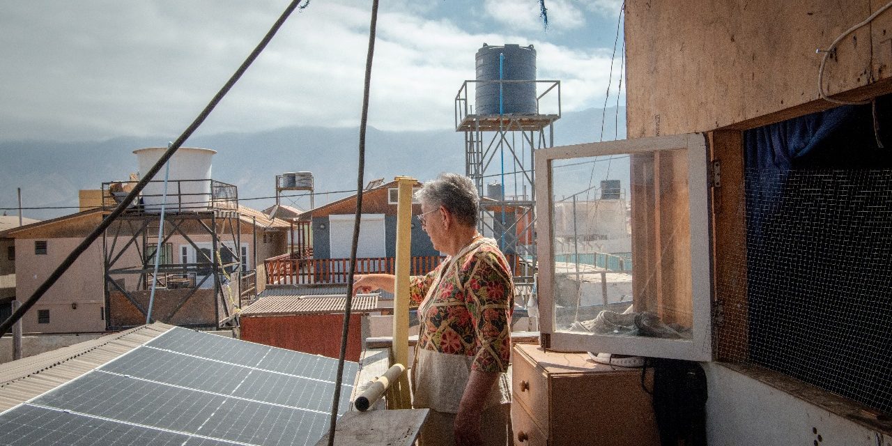 Familias de Hornitos al fin tienen luz: paneles solares solucionaron falta de electricidad en las casas