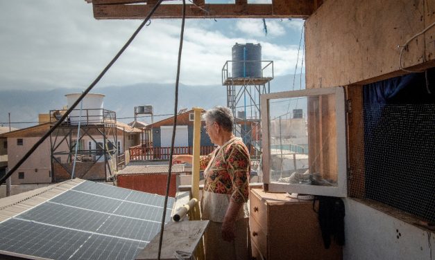 Familias de Hornitos al fin tienen luz: paneles solares solucionaron falta de electricidad en las casas