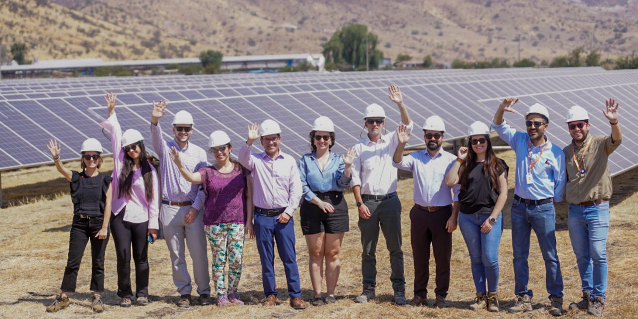 AUTORIDADES VISITAN PRIMERA PLANTA SOLAR EN INGRESAR AL SISTEMA DE COMPENSACIÓN DE EMISIONES