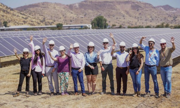 AUTORIDADES VISITAN PRIMERA PLANTA SOLAR EN INGRESAR AL SISTEMA DE COMPENSACIÓN DE EMISIONES