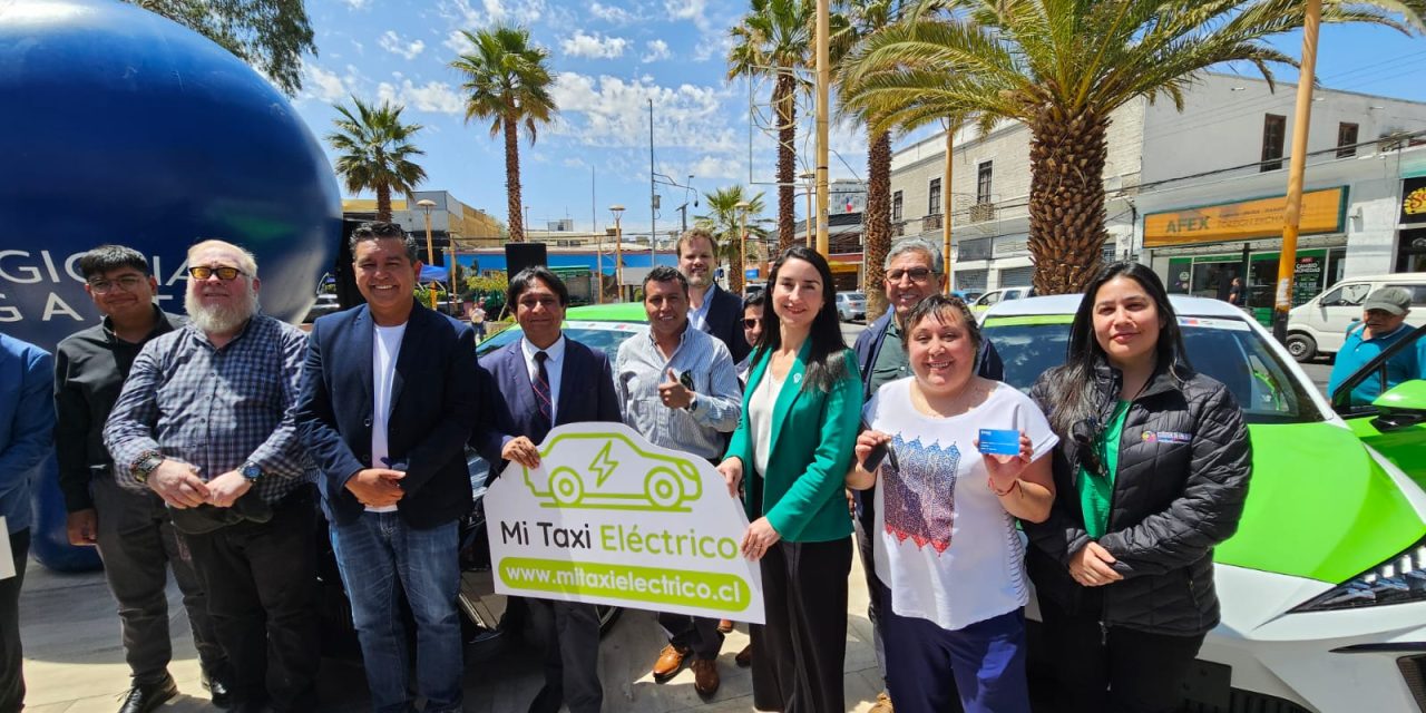 GORE Antofagasta, Seremi de Energía y AgenciaSE entregaron los dos primeros vehículos del programa Mi Taxi Eléctrico en la región