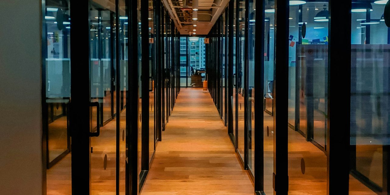 Eficiencia energética en oficinas: Cómo la tecnología puede reducir el consumo y las emisiones de carbono